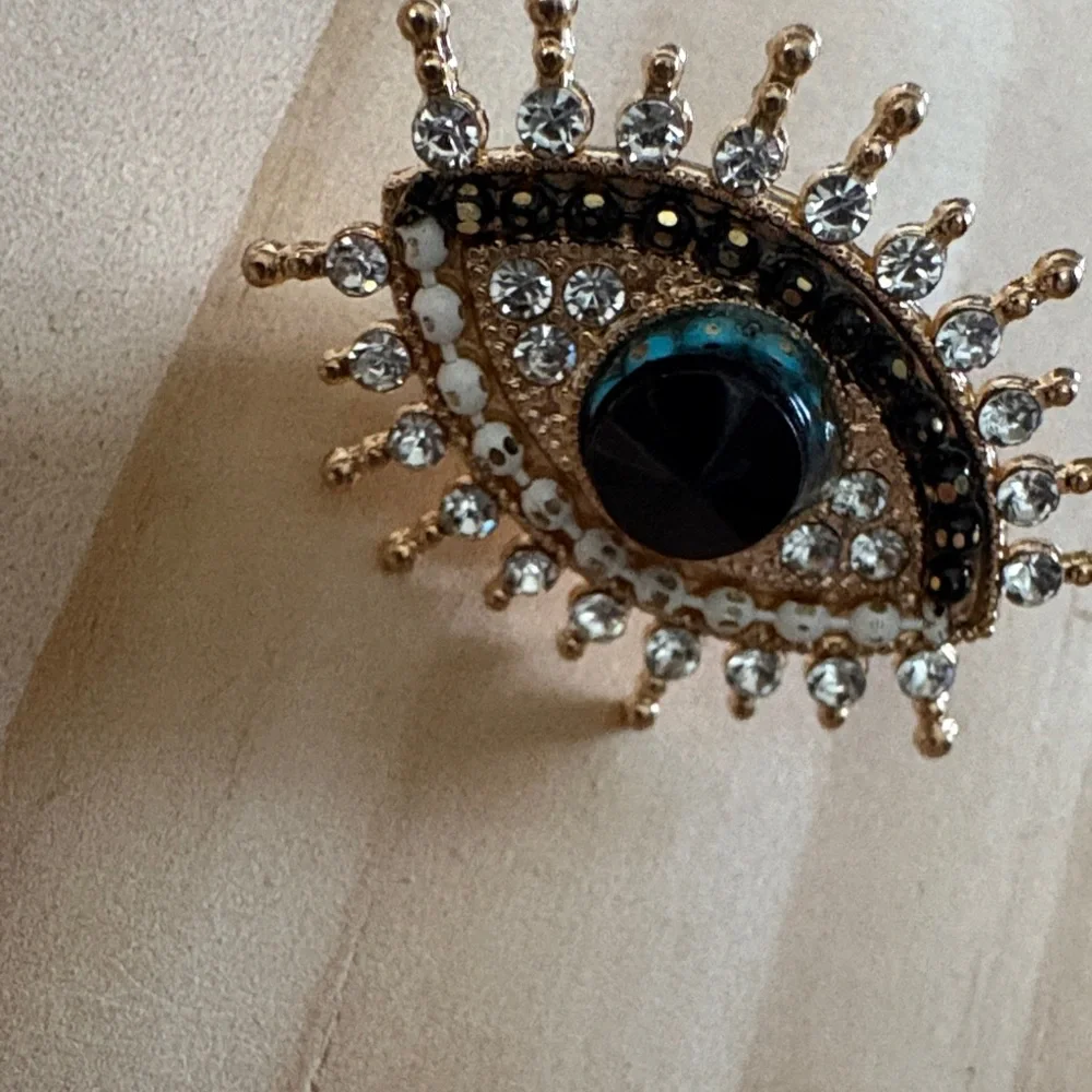 Glamorous Gold and Black Eye Brooch - Picture 3 of 4